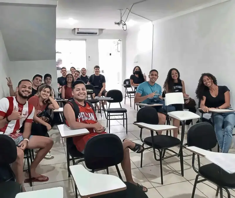 Sala cheia de alunos do Foco sorrindo para a câmera