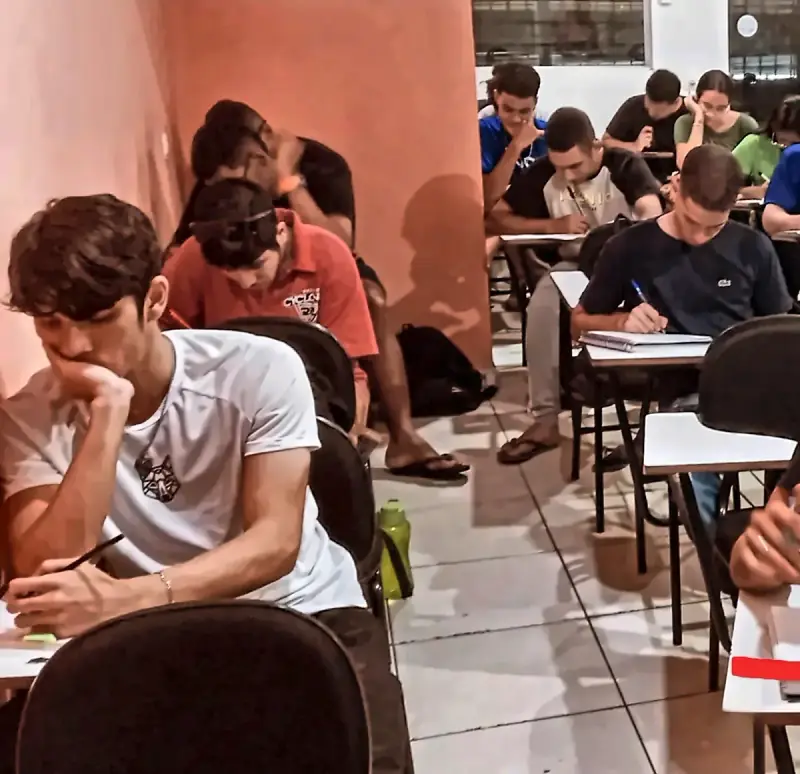 Alunos do Foco estudando nas carteiras, de cabeça baixa sobre o caderno